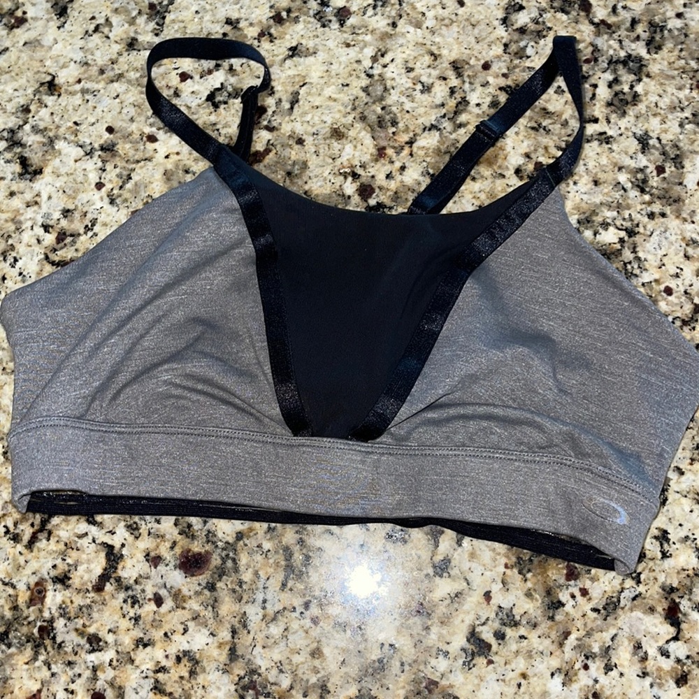 women’s size L oakley sports bra